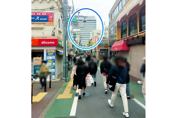 ②昭和大学病院を正面に見ながら直進します。