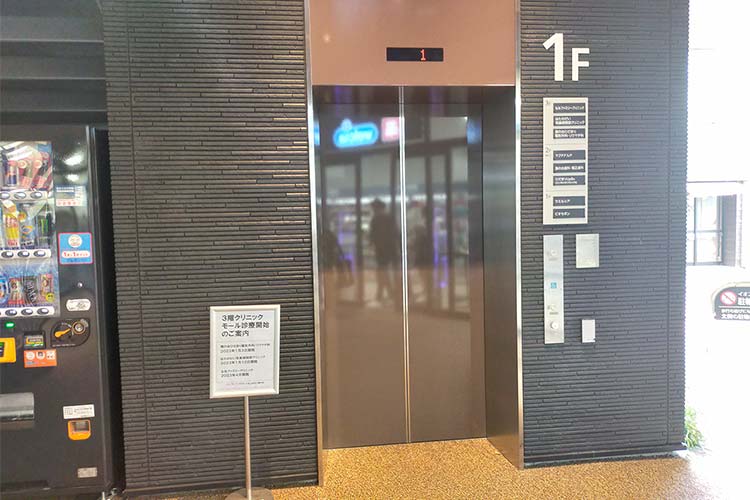 ⑥こちらから3階へお上がりください